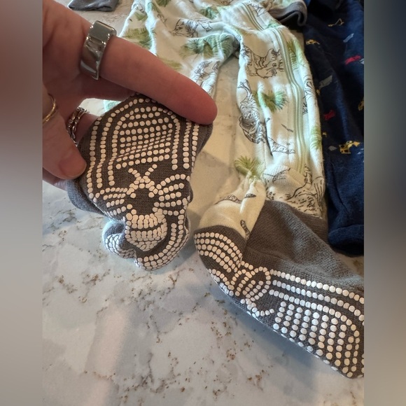 6-9M - pack of 3 - footies-  Burt’s bees & Carters - Picture 10 of 14